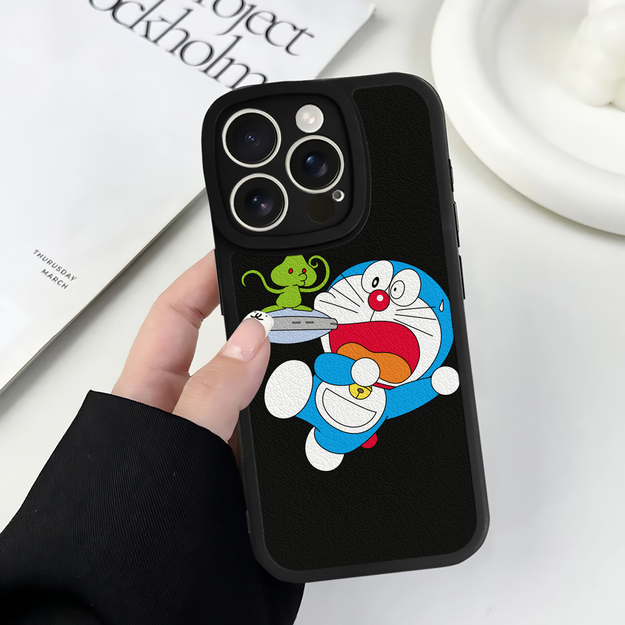（画像用） ドラえもん Doraemon 【iPhone 16シリーズ対応】シリコンスマホケース（レザー調） 材質：シリコン